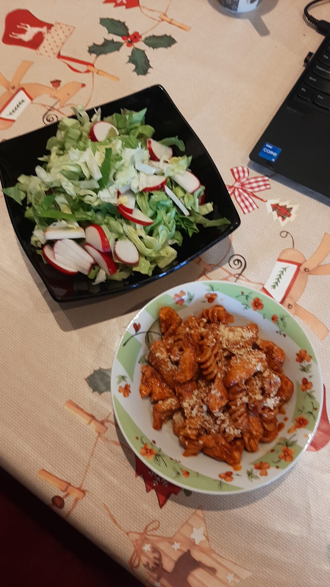 Paste cu salată proaspătă